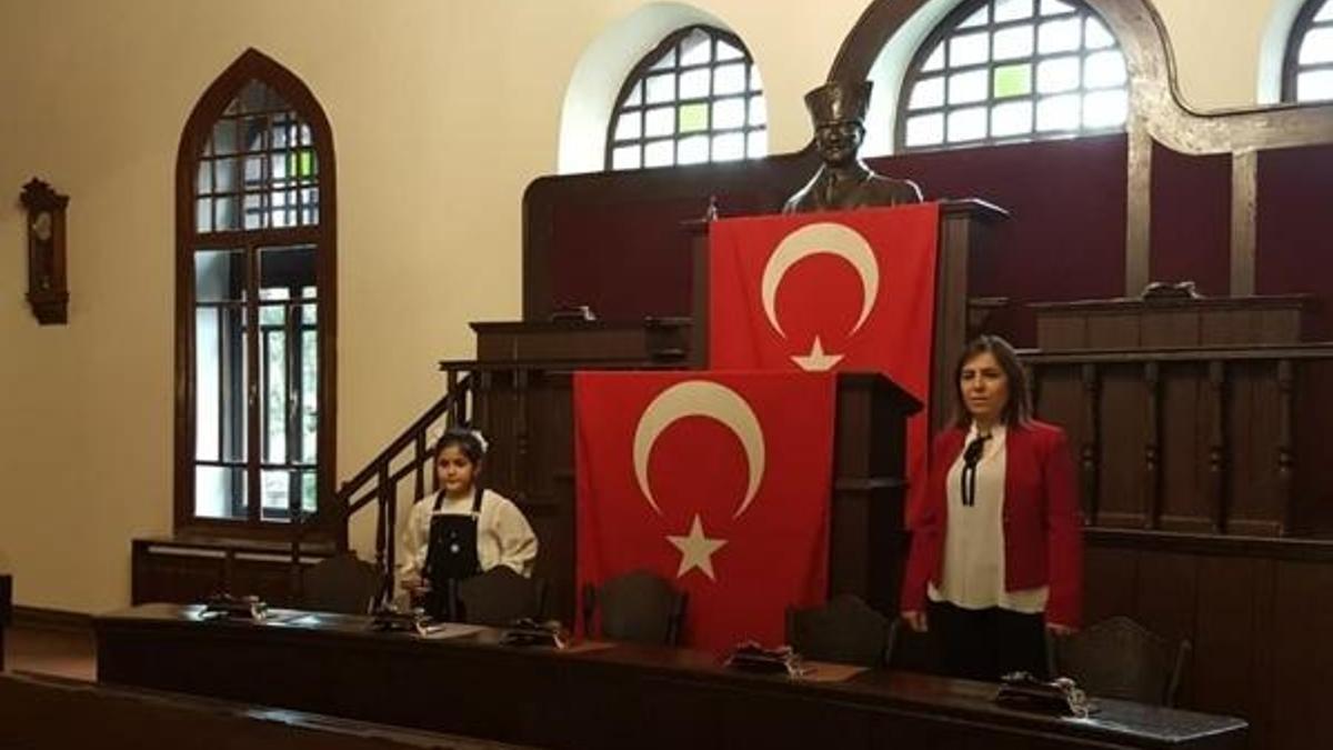 Öğrenci ve öğretmenler, İstiklal Marşı'nı tarihi mekanlarda coşkuyla okudu