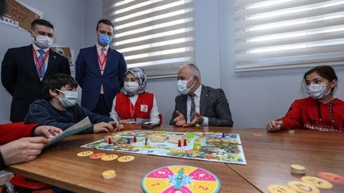 Kızılay Genel Başkanı Kınık Suriyeli çocukları ziyaret etti