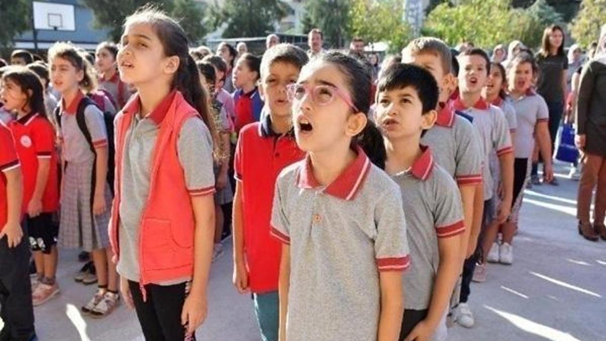 Öğrenci andının yazarı kimdir? Andımız ilk ne zaman okunmaya başlandı? Andımız’ın ilk hali, yazılı metni, sözleri…