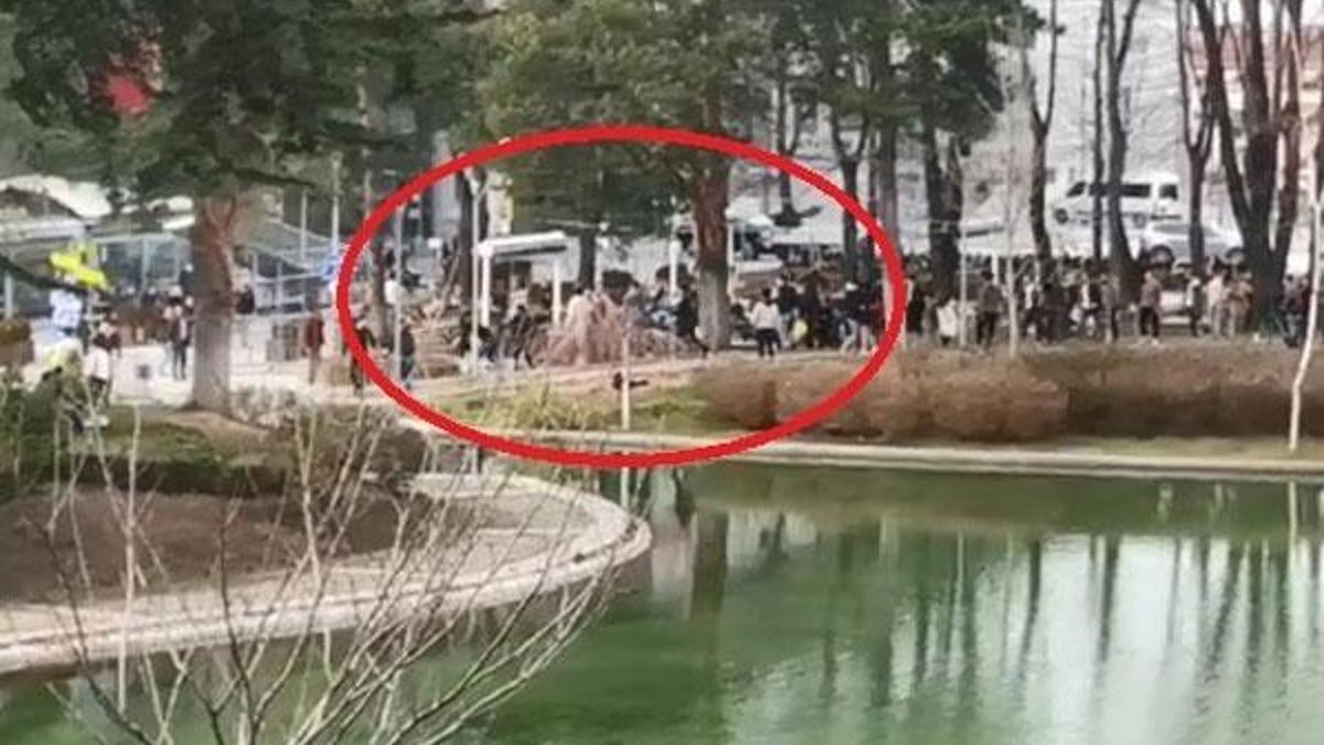 Liseli gençlerin kavgası böyle görüntülendi! 'Oh, vurun, yapıştırın'