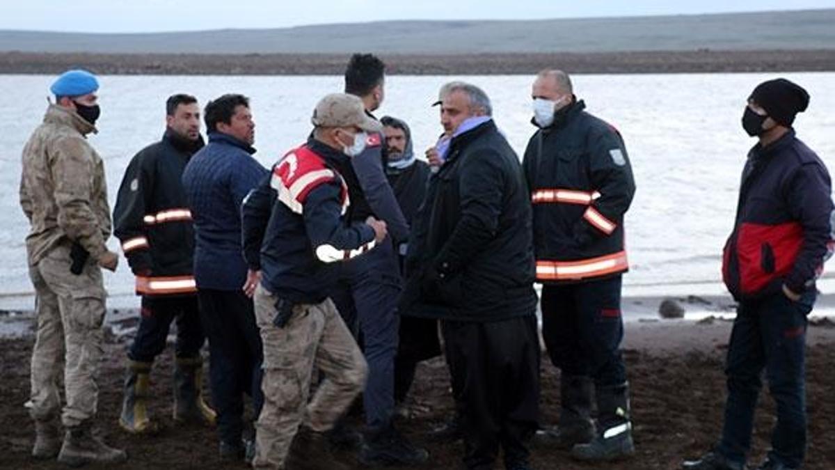 Şanlıurfa'da balık tutarken tekneleri alabora olan 2 kişi kayboldu