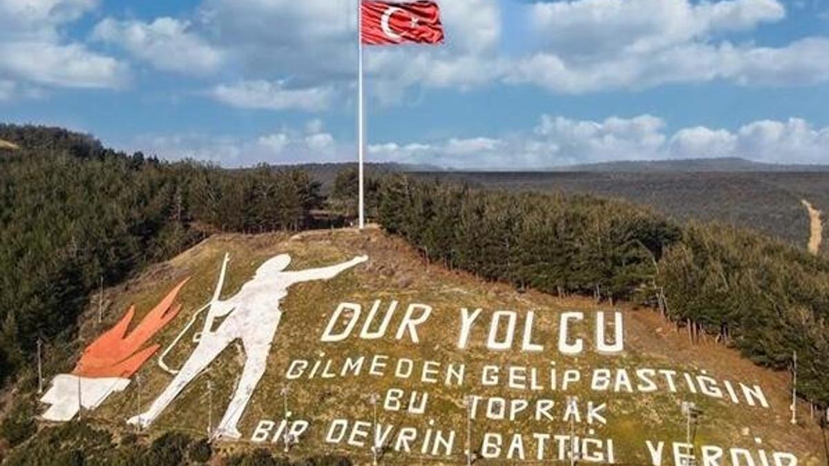 Dur Yolcu şiiri kim yazmıştır, kime ait? 18 Mart Çanakkale Zaferi Dur Yolcu şiiri sözleri ve Dur Yolcu şiiri yazarı Necmettin Halil…