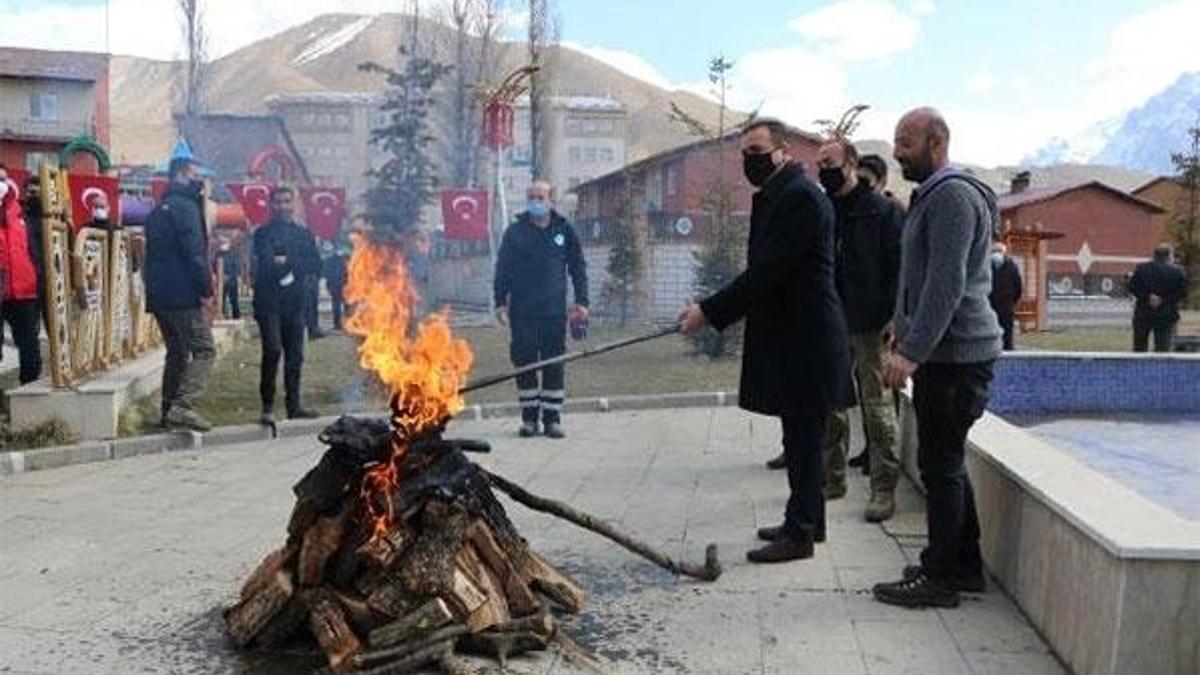 Hakkari'de nevruz ateşini Vali Akbıyık yaktı