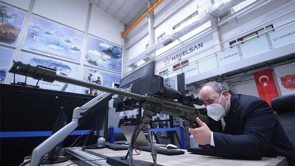 Bakan Varank, HAVELSAN'ın keskin nişancı simülatörünü denedi