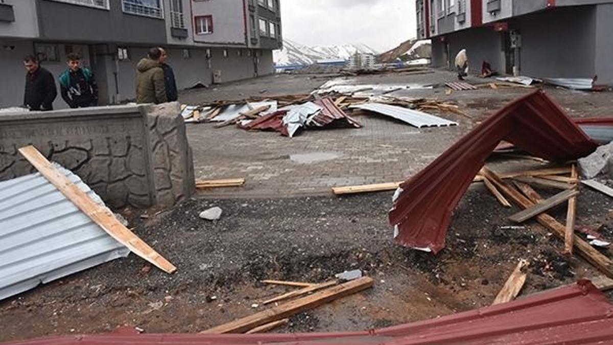 Bitlis'te fırtına! Çatılar uçtu, elektrik iletim hatları koptu