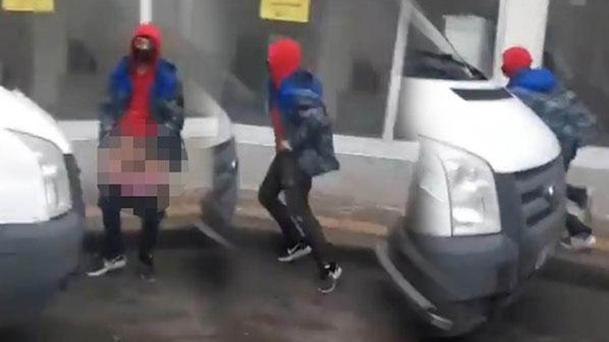 Sokak ortasında akılalmaz sapıklık! Pantolonunu indirip genç kıza...