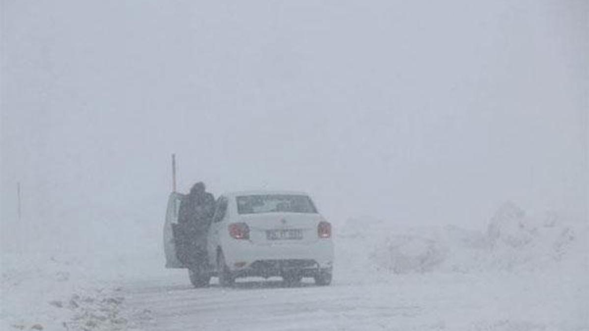 Çığ düştü, yol kapandı! Çalışmalar sürüyor