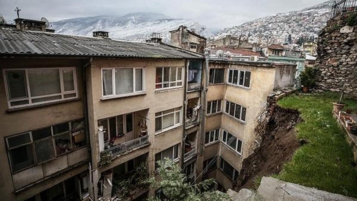 Bursa'da korku dolu anlar! İstinat duvarı büyük bir gürültüyle çöktü