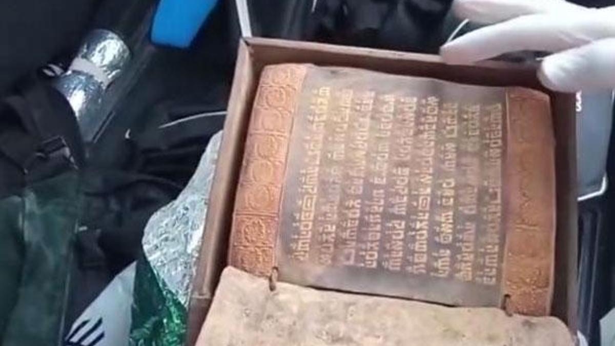 Samsun'da 2500 yıllık altın işlemeli Tevrat ele geçirildi