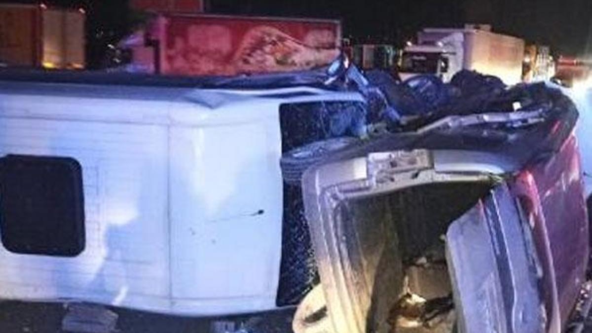 İşçi servisi ve hafif ticari araç çarpıştı: 8 yaralı