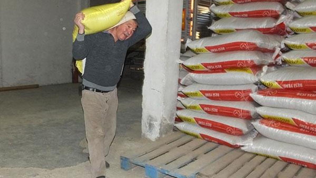 Ali Dede, 58 yıldır her gün aynı şeyi yapıyor! Tam 5 ton taşıyor
