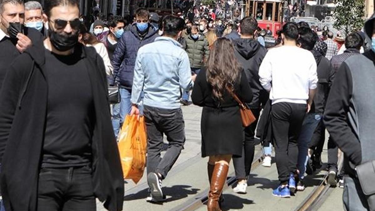 Herkes sokakta, iğne atsan yere düşmez, caddeler doldu...