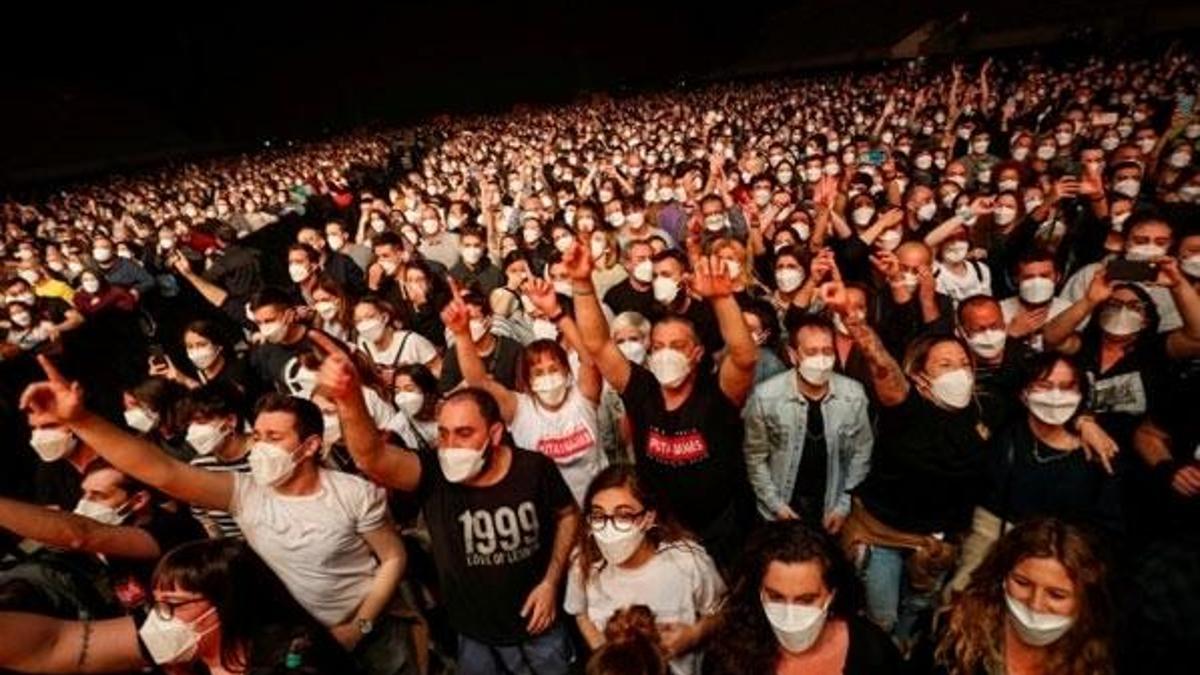 5 bin kişinin katıldığı sosyal mesafesiz konser!