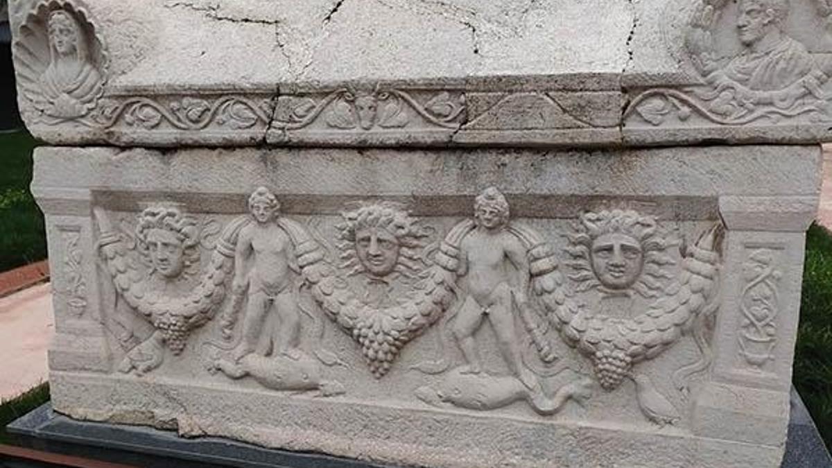 Medusa kabartmalı beddua yazılı lahit müzede sergileniyor