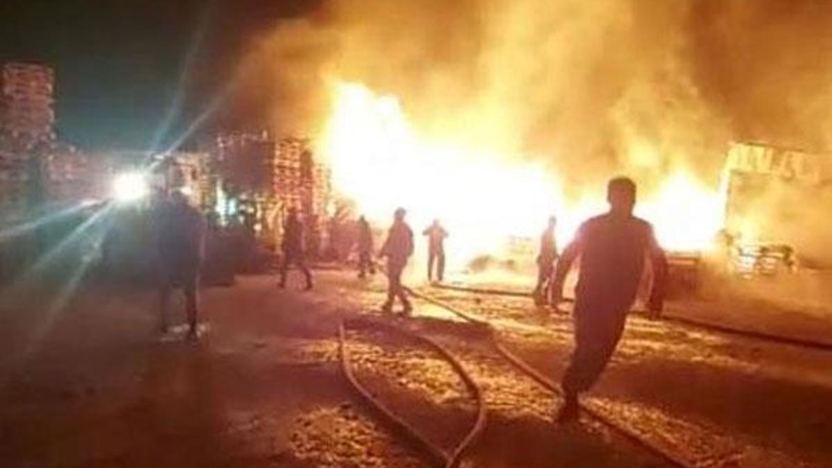 Gebze'de palet fabrikasındaki yangın, itfaiyenin müdahalesiyle söndürüldü