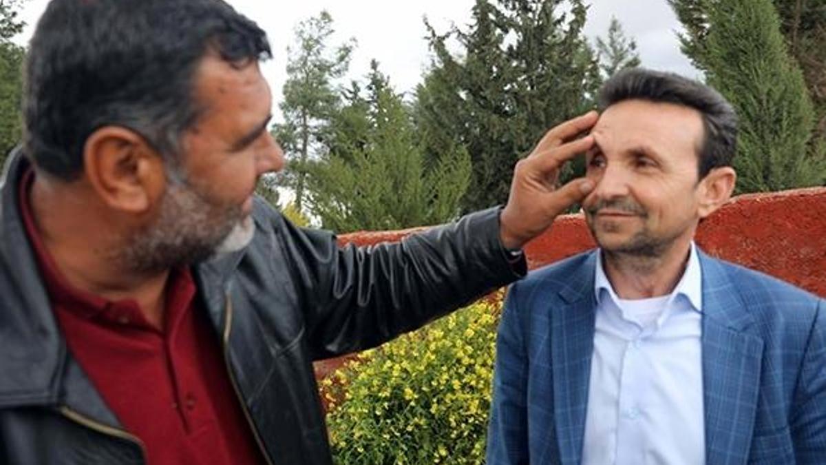 Muhtarı gören fotoğraf çekiyor! Seçimleri de bu yüzden kazanmış