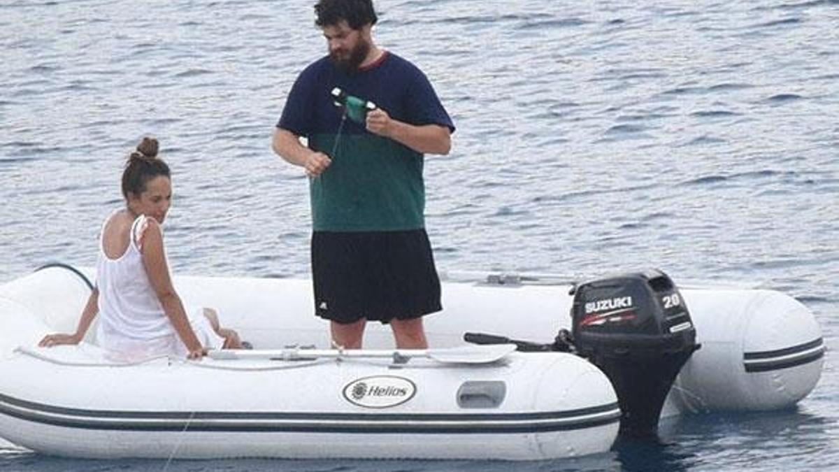 Çağatay Ulusoy ve Duygu Sarışın mavi suların keyfini çıkardı!