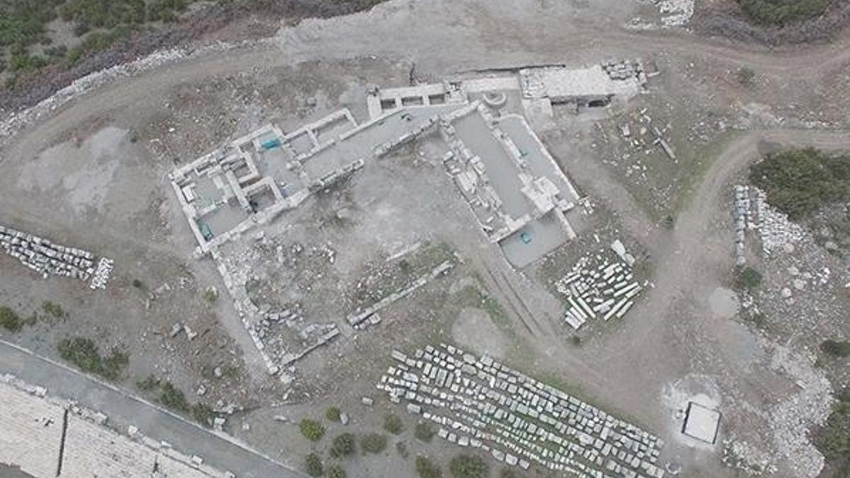 Bazilikal planlı kilisede 30 mezar bulundu!