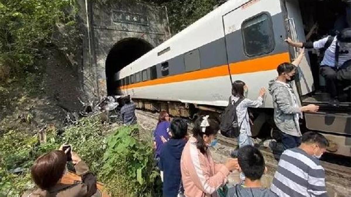 Tayvan’da tren raydan çıktı: 36 ölü, 72 yaralı
