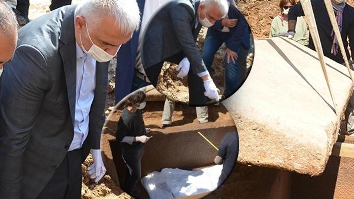Bakan Ersoy, 2 bin 400 yıllık lahidin kapağını açtı