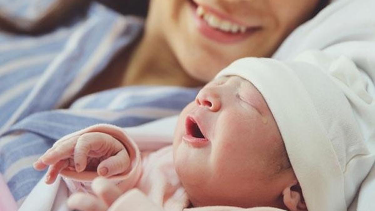 Bebeği mikroplara karşı koruyor! Hemen temizlemeyin!