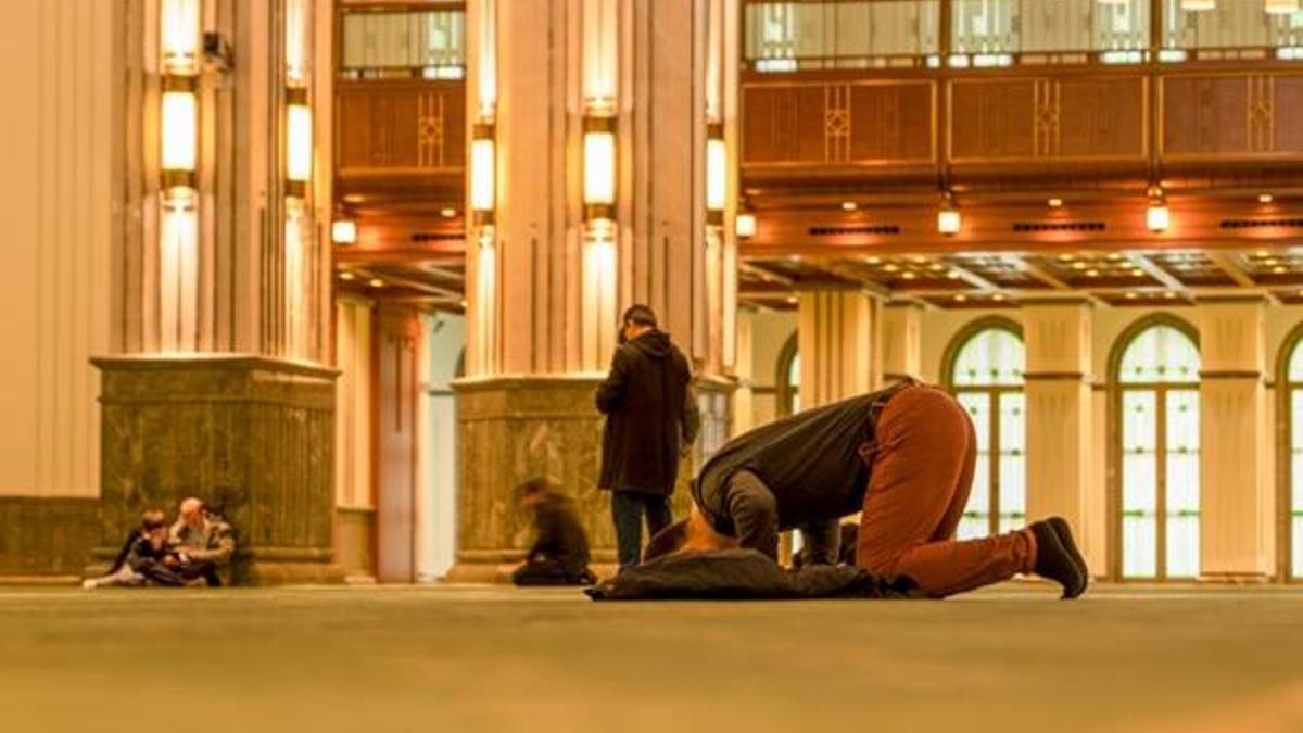 Evde teravih namazı nasıl kılınır? Teravih namazı kaç rekat, evde tek başına kılınır mı? Evde teravih namazı detayları merak ediliyor!