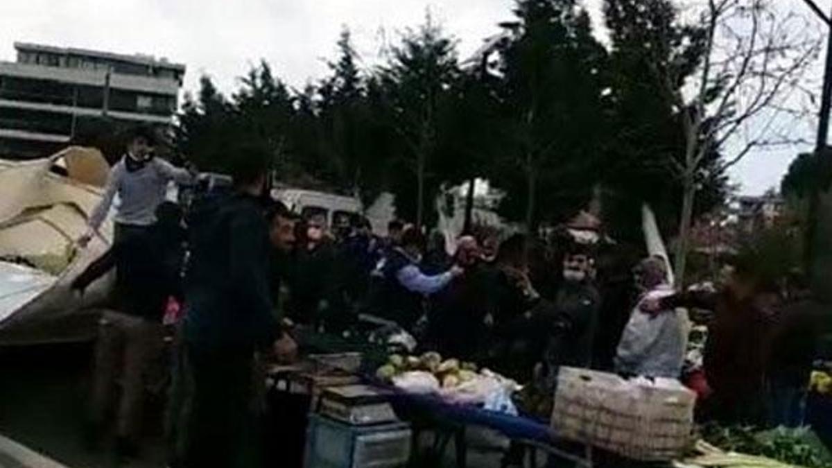 Pazar yerinde korku dolu anlar! Çatı uçtu, yaralılar var