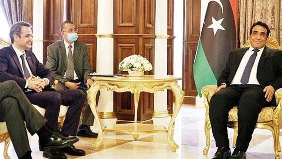 Yunanistan Başbakanı Miçotakis kovduğu elçinin ayağına gitti