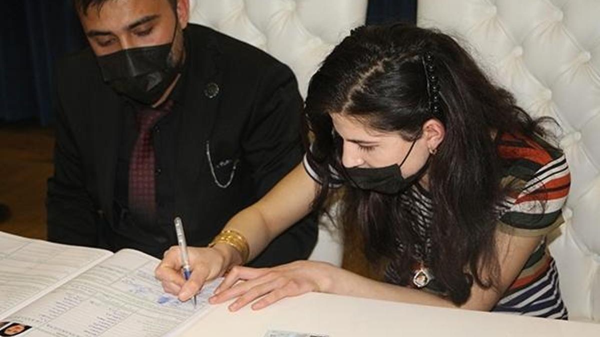Yangında çeyizi yanan genç kız, nikahına gelinliksiz katıldı