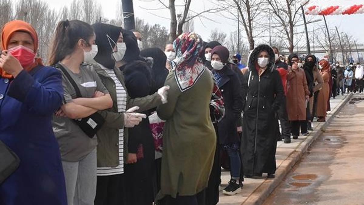 İndirimi duyan oraya koştu! Akılalmaz görüntüler