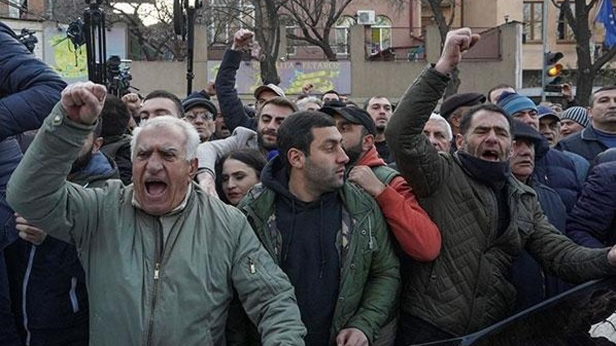 Ermenistan'da halk ayaklandı: Onları bize geri verin