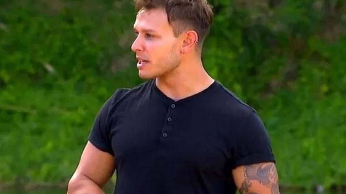 Survivor Murat aşka geldi! Öp öp doyamadı...