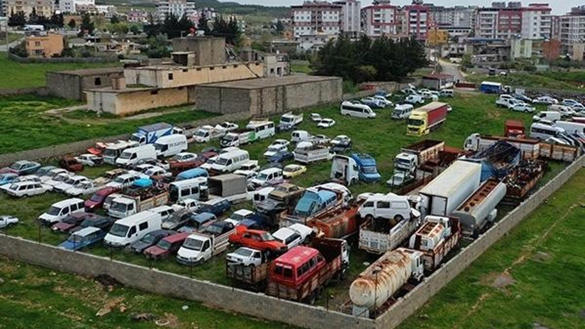 Yediemin otoparkındaki araçlar çürüyor