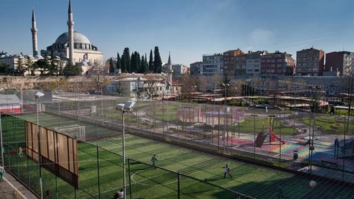 Halı sahalar kapandı mı? 13 Nisan İçişleri Bakanlığı kısıtlama genelgesine göre halı sahalar kapatıldı mı, açık mı?