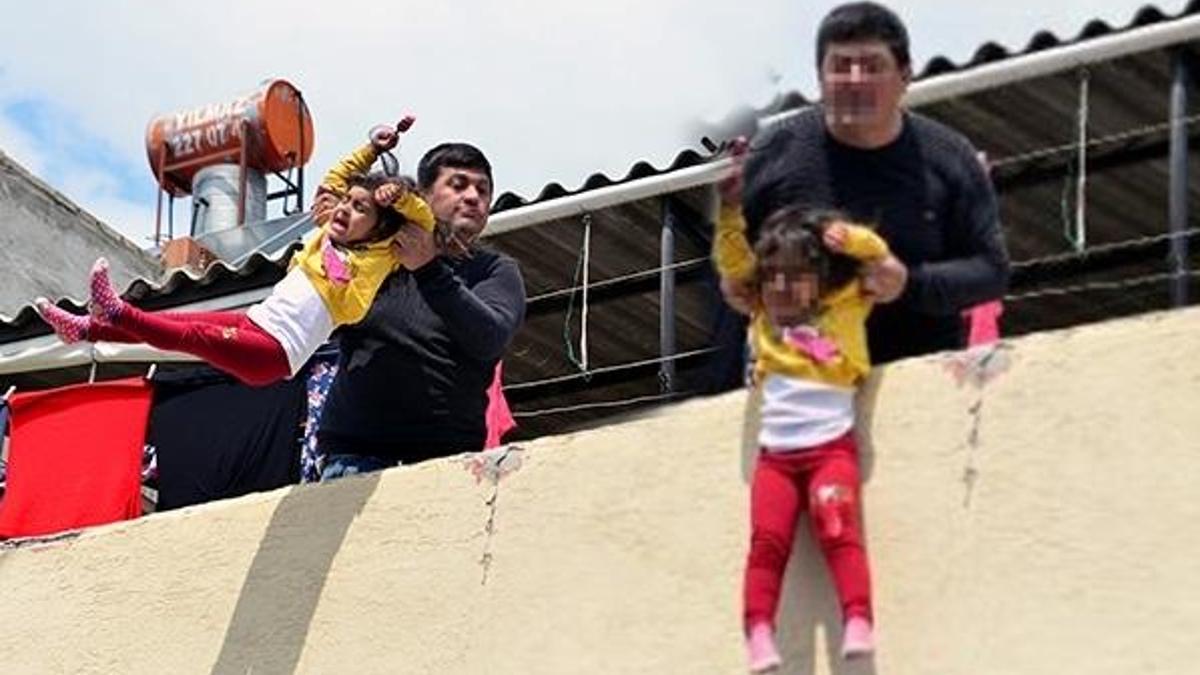 Kızını aşağı sarkıttı! 'Onun kanı akarsa büyü bozulacak'