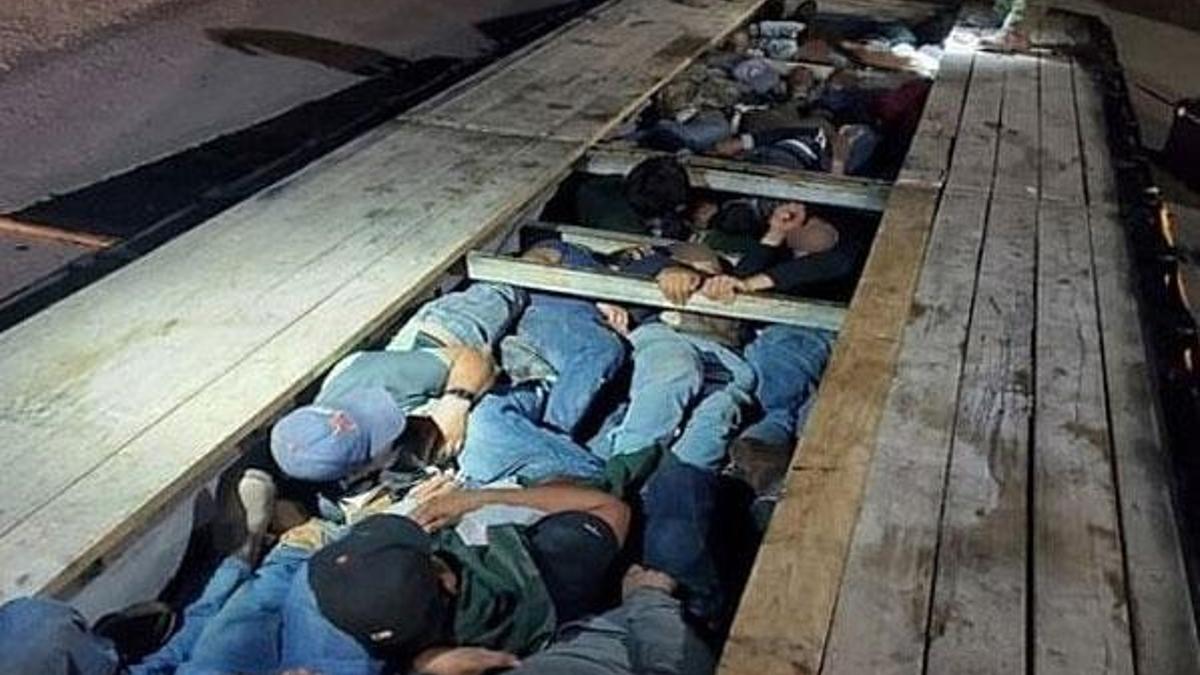ABD - Meksika sınırında şok görüntü! TIR'ın gizli bölmesinden çıktı...