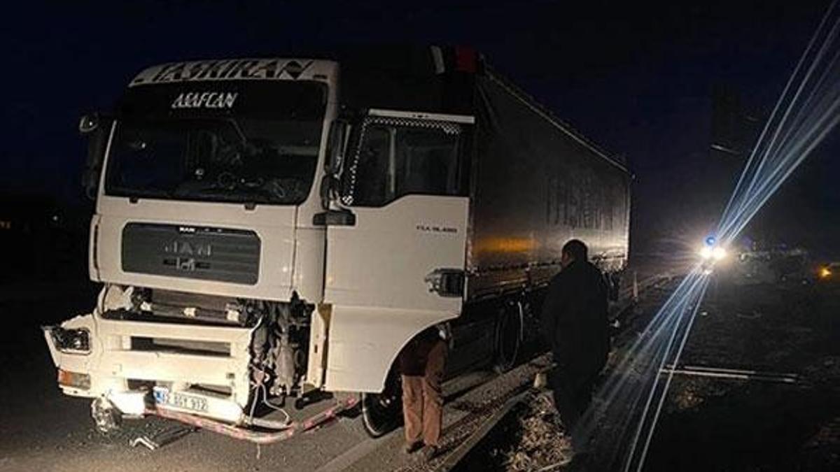 Gece yarısı korkunç kaza: 3 ölü, 2 yaralı