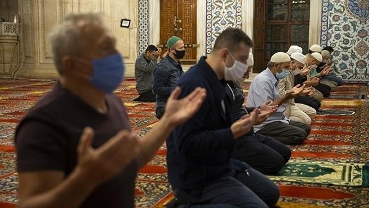 Camilerde bugün Cuma namazı kılınacak mı?