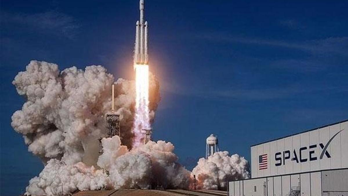 NASA, astronotları Ay'a indirecek kapsülün inşası için SpaceX'i seçti