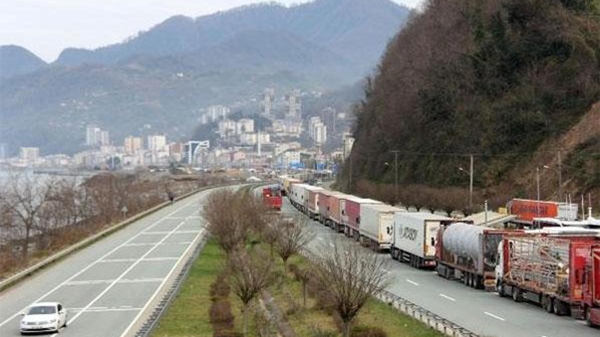 Sarp Sınır Kapısı'nda 20 kilometreyi geçen TIR kuyruğu