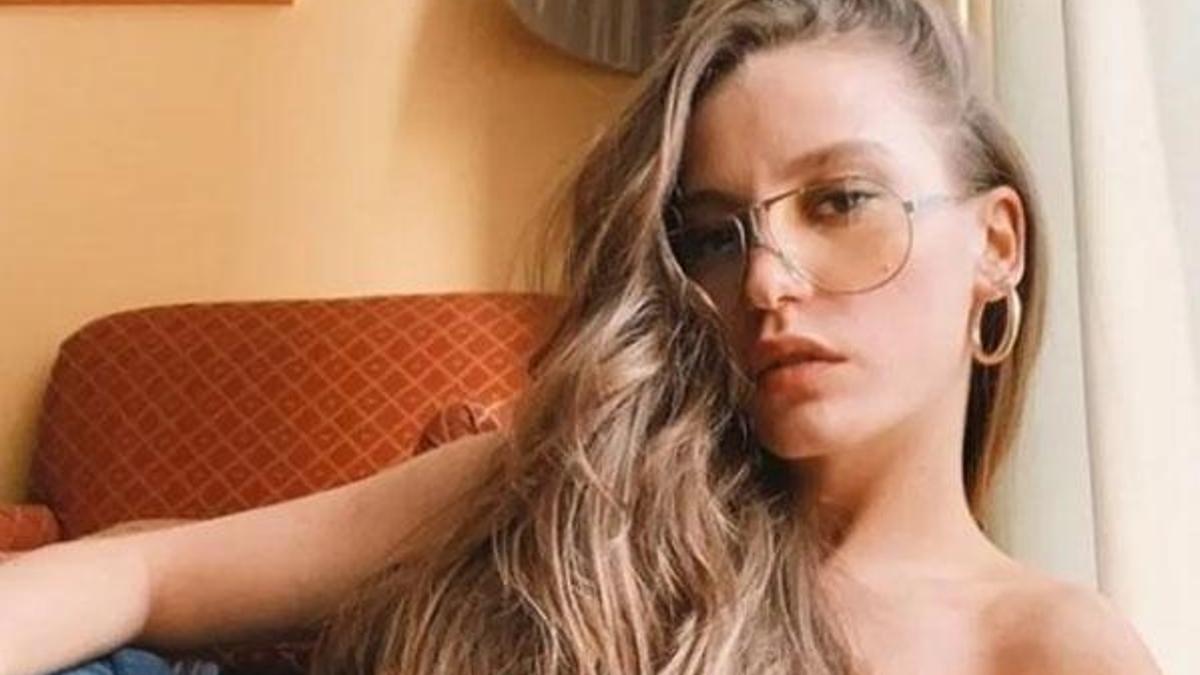 Serenay Sarıkaya süper minisi ve çizmesiyle poz verdi!