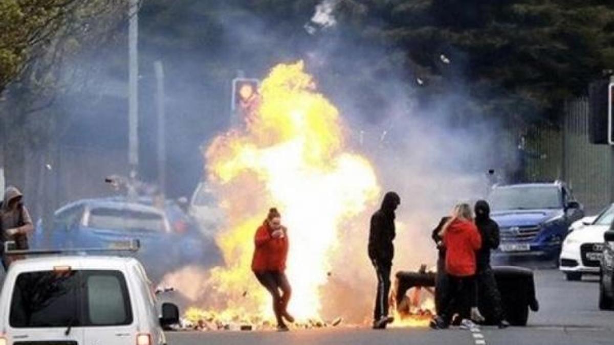 Kuzey İrlanda'da polis memurunun arabasında bomba bulundu!