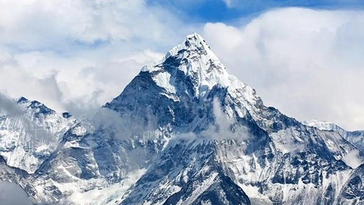 Everest Dağı'nda ilk Kovid-19 vakası görüldü
