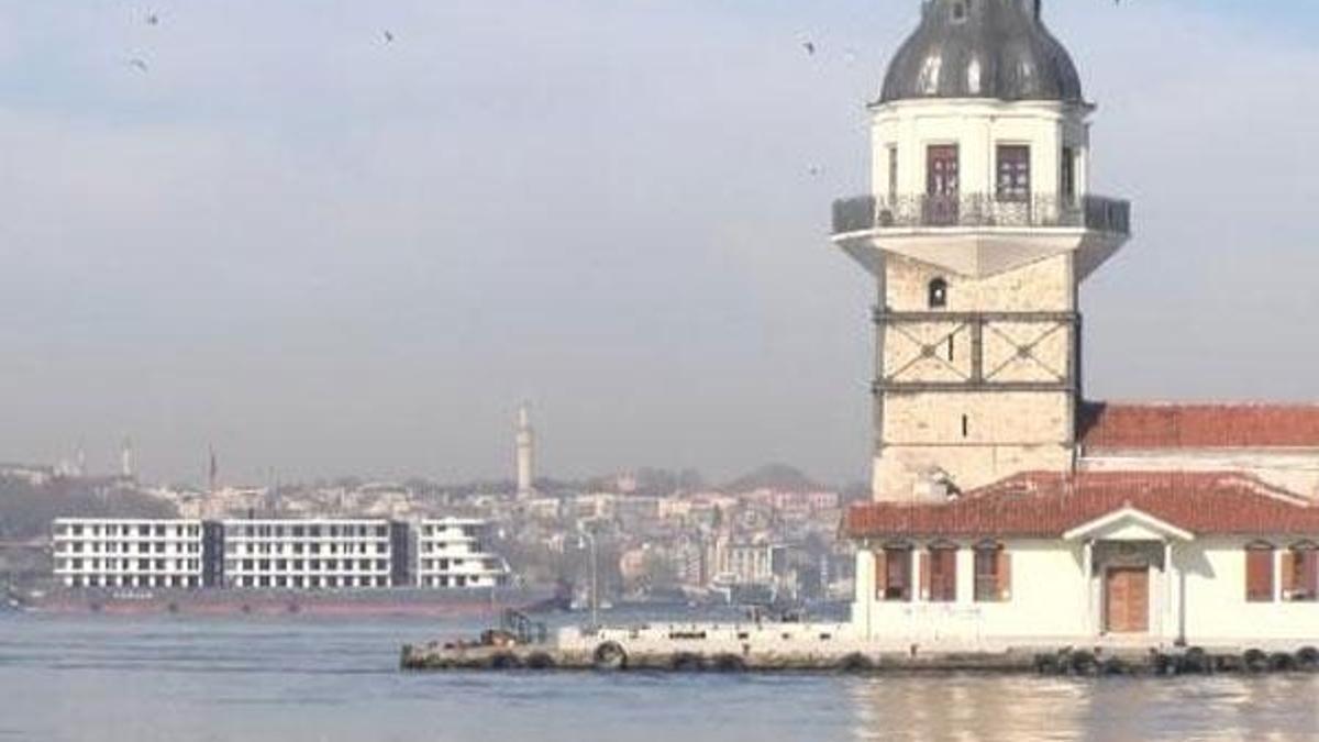 İstanbul Boğazı'ndan 'apartman' geçti