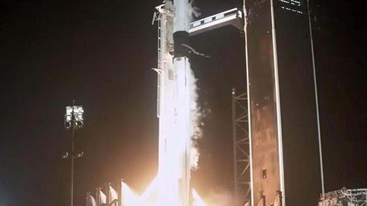 SpaceX 4 astronotu uzay istasyonuna gönderdi