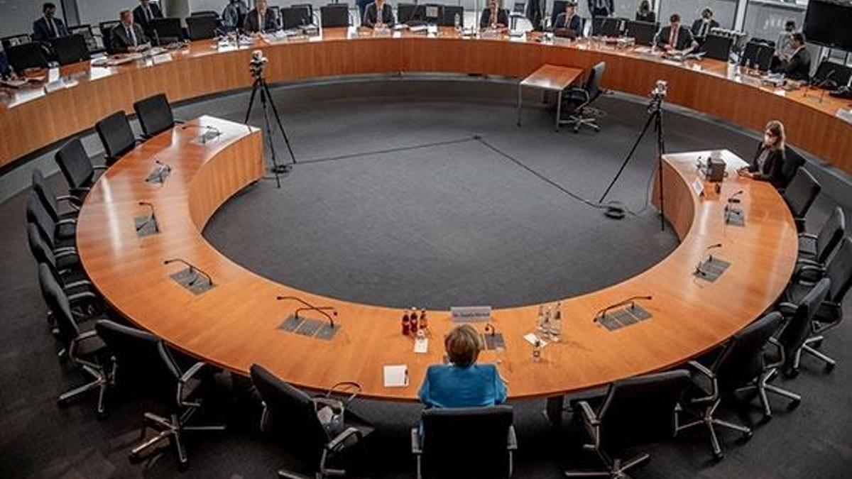 Almanya'da skandal büyüyor! Merkel ifade verdi