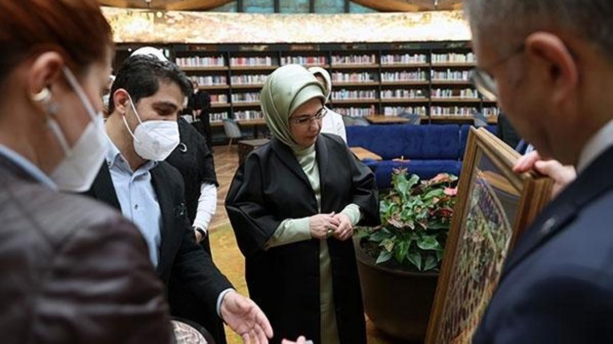Emine Erdoğan 'Kalbe Dokunan İlmek' sergisini ziyaret etti