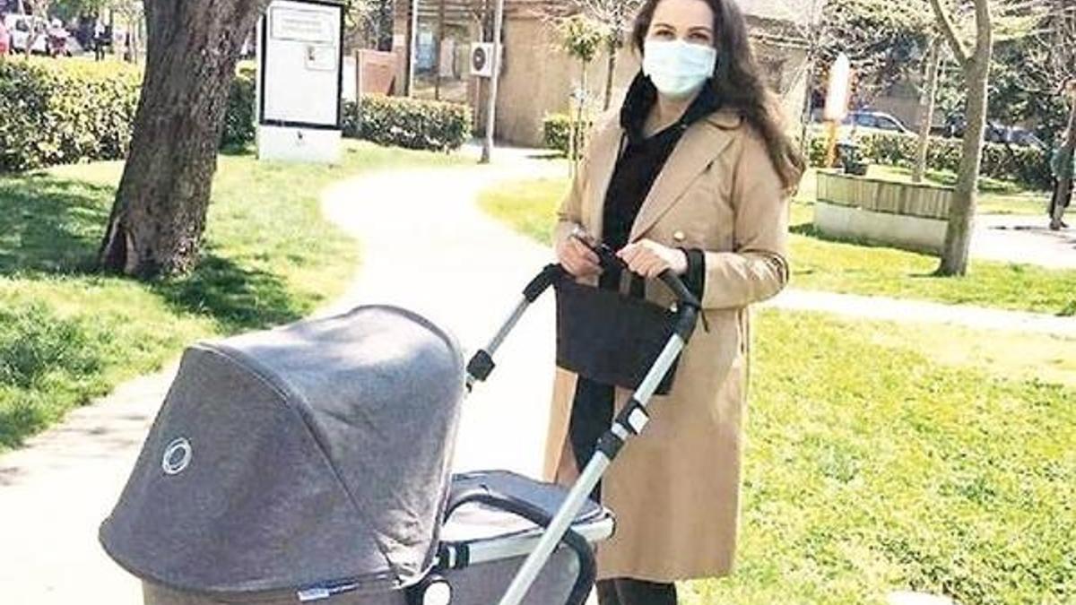 Ezo Sunal kızıyla gezintide