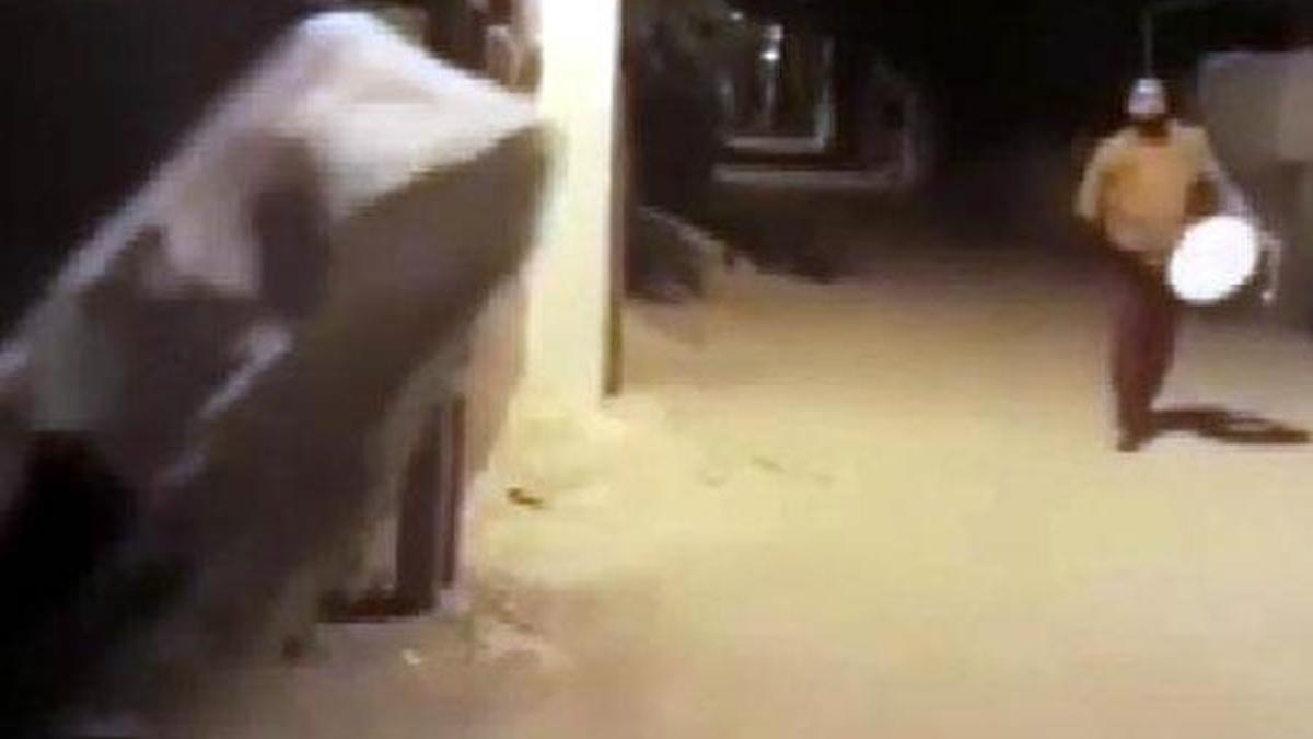 Üzerine çarşaf örtüp, sahurda davulcuyu korkuttu