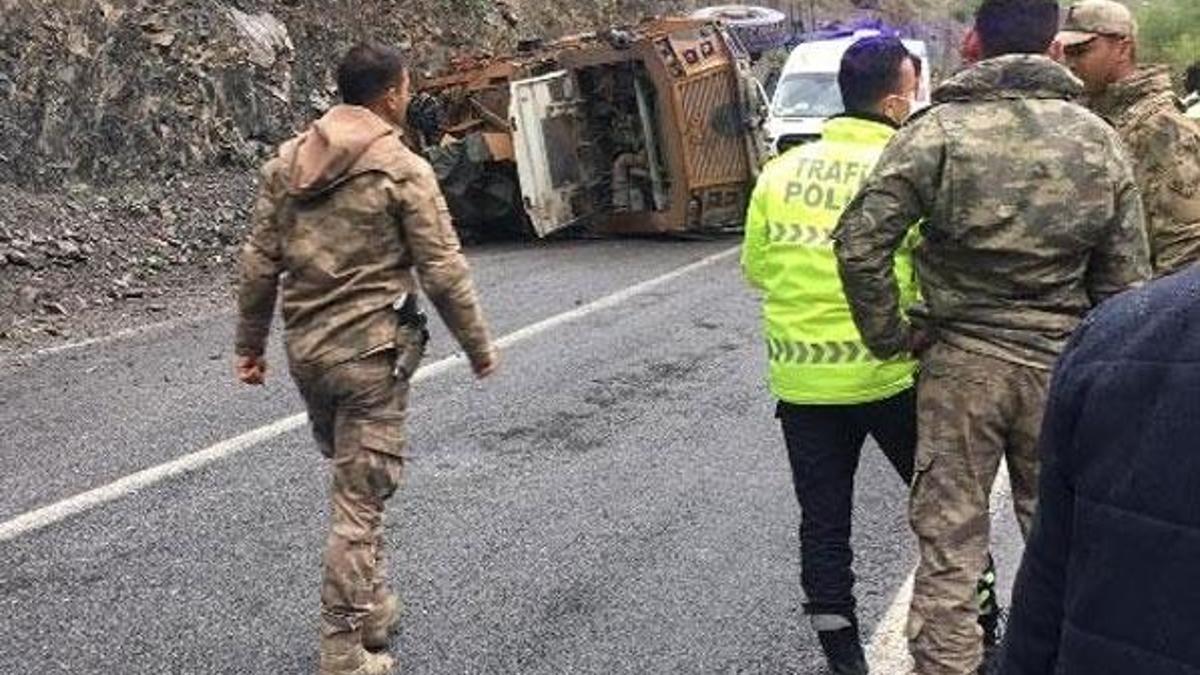 Hakkari-Van yolunda araç devrildi: Yaralı askerlerimiz var